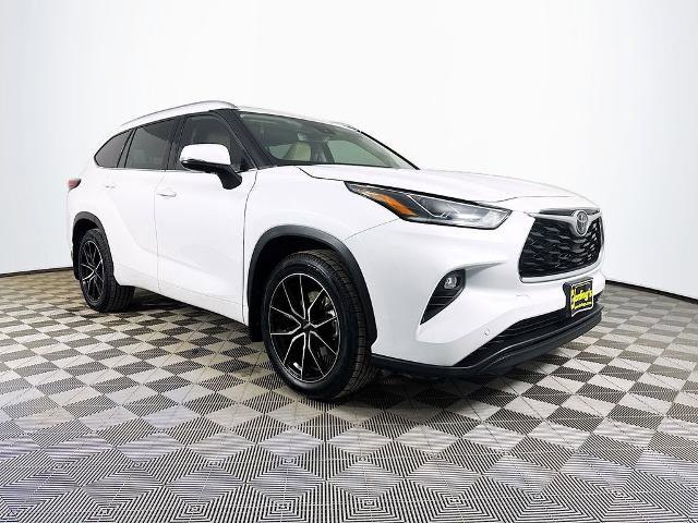 Used 2022 Toyota Highlander Limited image 1