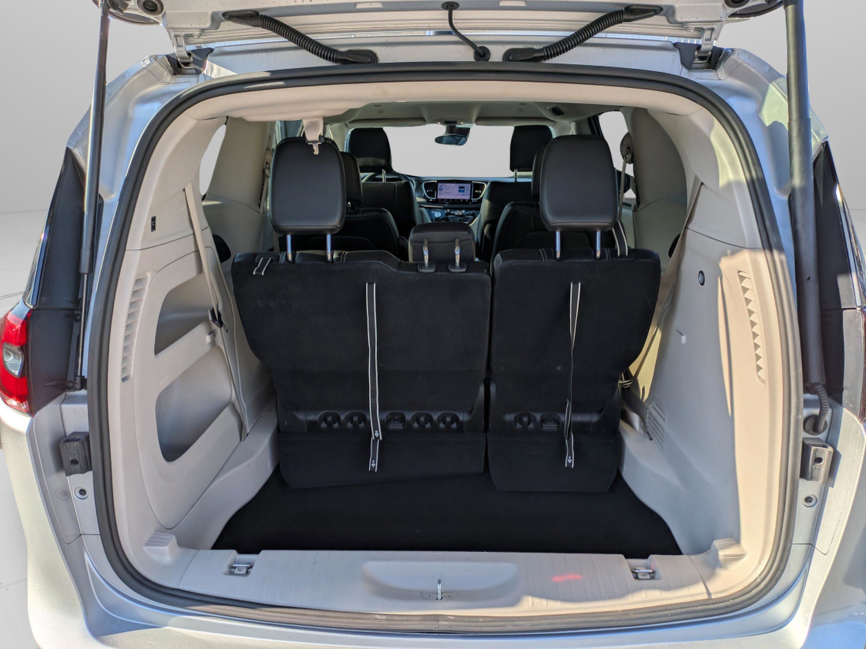 Used 2024 Chrysler Pacifica Touring-L FWD image 13