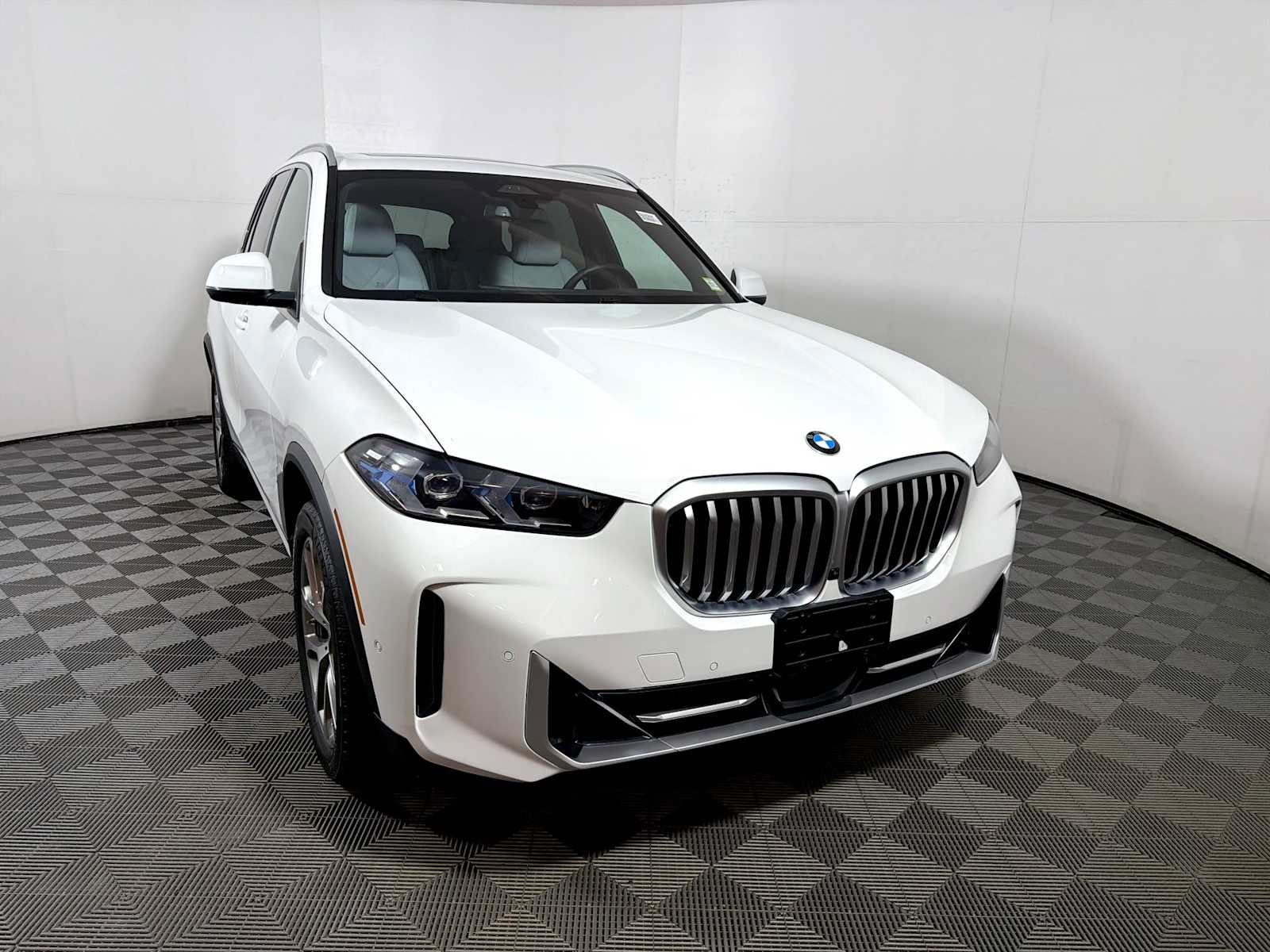 Used 2025 BMW X5 xDrive40i w/ Premium Package AWD/4WD image 2