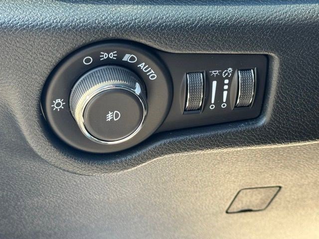 New 2026 Chrysler Pacifica Select image 13