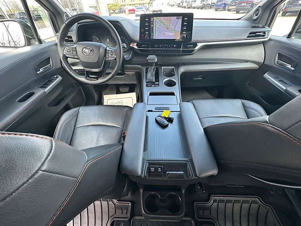 Certified 2022 Toyota Sienna XSE w/ XSE Plus Package image 16