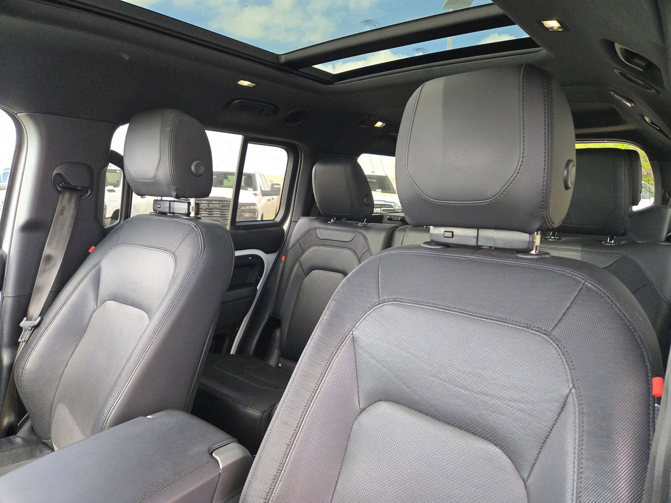 Used 2024 Land Rover Defender 130 X-Dynamic SE image 9