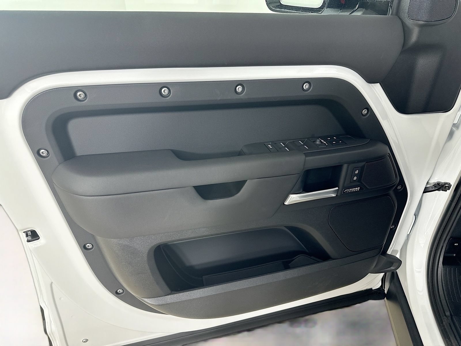 New 2026 Land Rover Defender 110 X-Dynamic SE AWD/4WD image 16