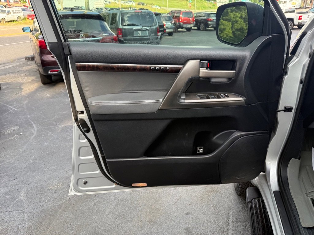 Used 2009 Toyota Land Cruiser image 40