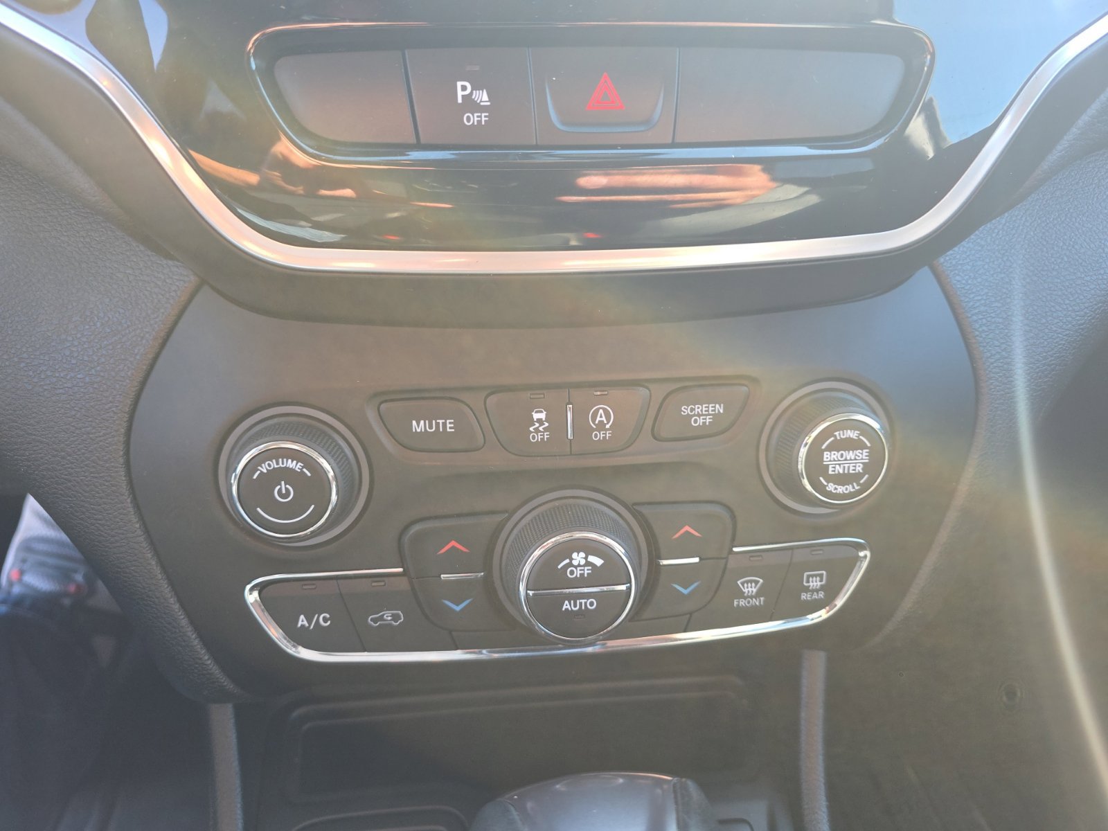 Used 2019 Jeep Cherokee Limited FWD image 15