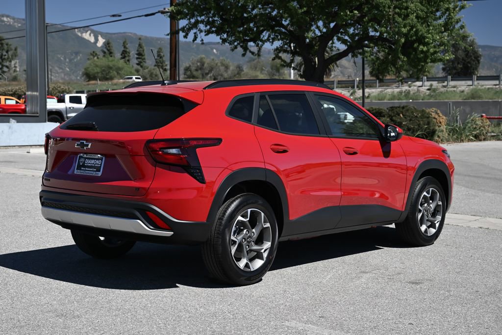 New 2026 Chevrolet Trax LT w/ LPO, Blackout Package FWD image 4