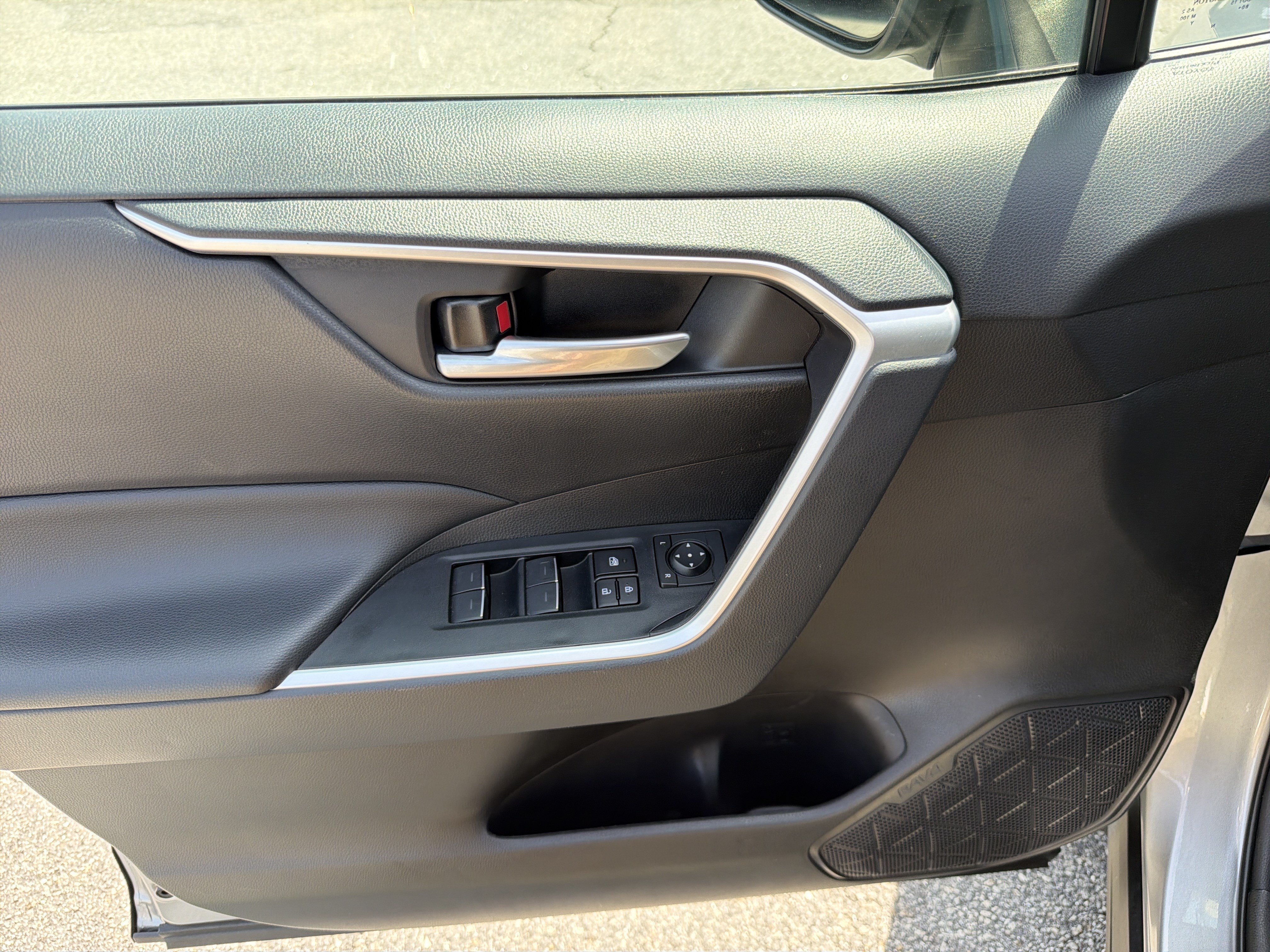 Certified 2025 Toyota RAV4 XLE FWD image 19