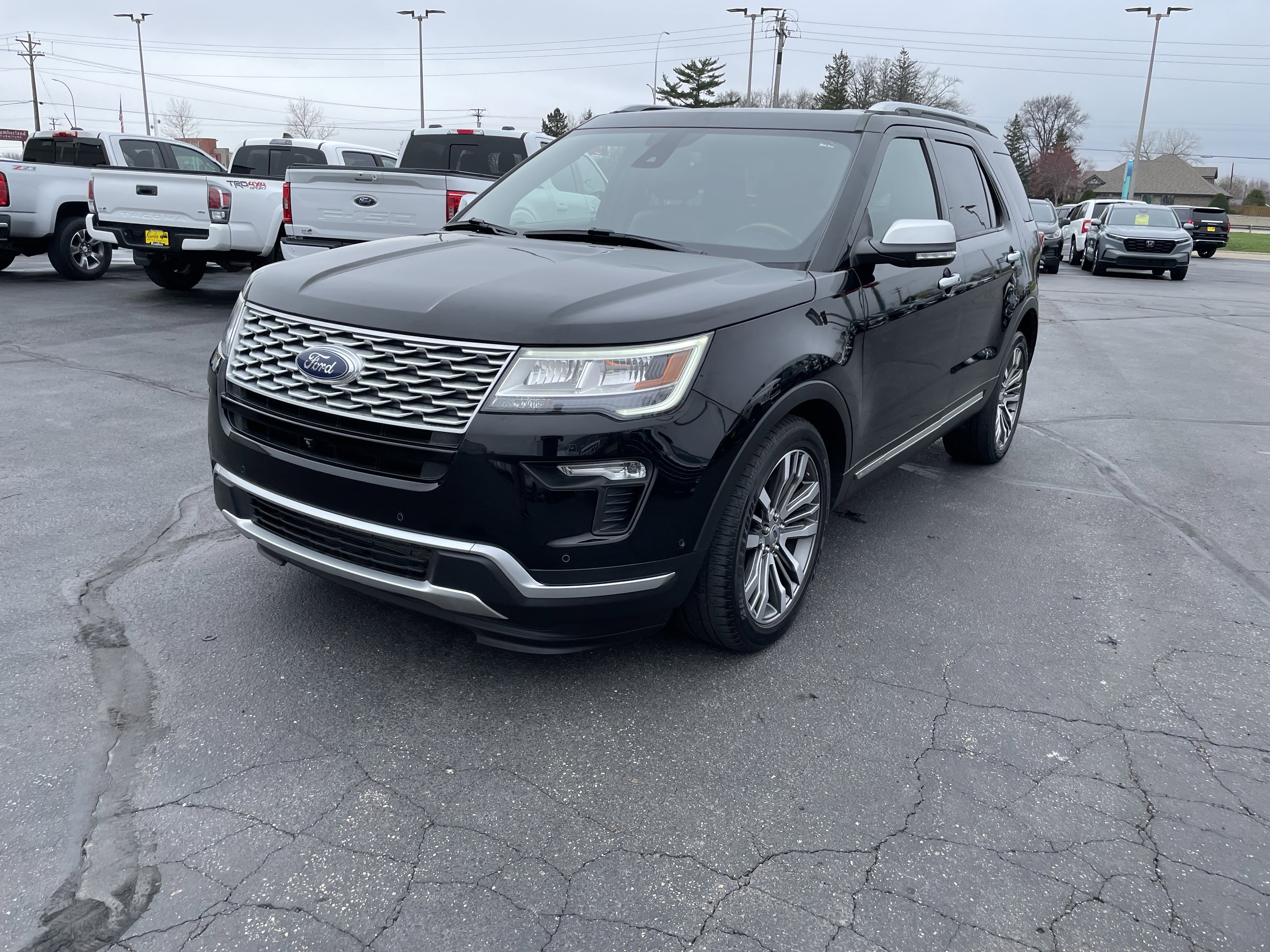 Used 2018 Ford Explorer Platinum AWD/4WD image 4