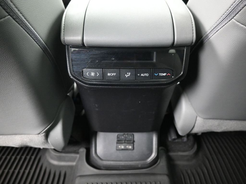 Used 2023 Toyota Highlander XLE image 31