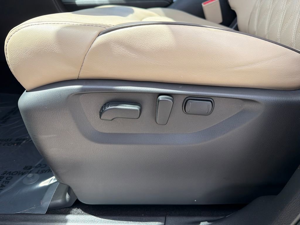 Used 2024 Nissan Armada Platinum w/ Captain's Chairs Package RWD image 16