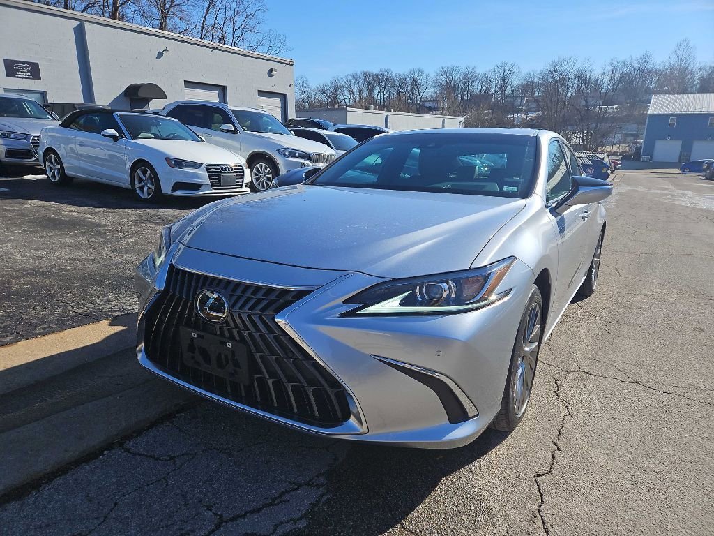 Used 2024 Lexus ES 300h w/ Luxury Package image 2