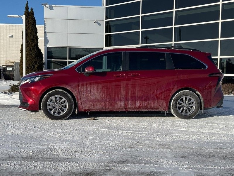 Used 2025 Toyota Sienna LE image 6