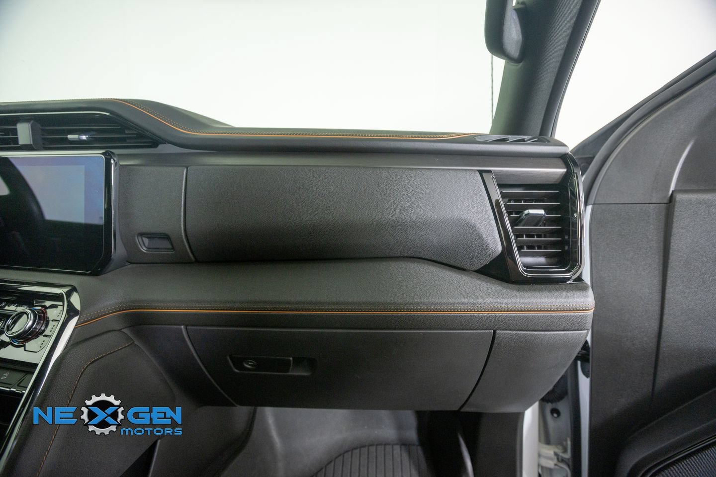 Used 2024 GMC Sierra 1500 AT4 w/ Technology Package AWD/4WD image 9