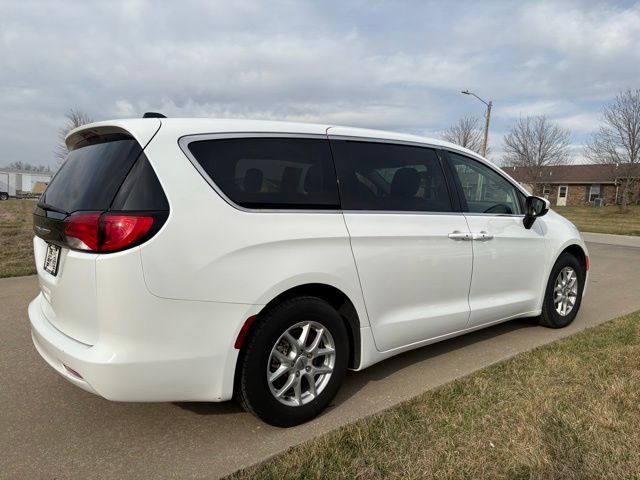 Used 2023 Chrysler Voyager LX image 4