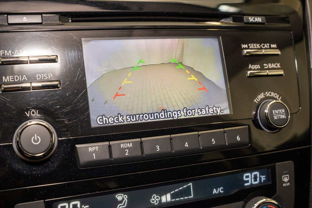 Used 2016 Nissan Rogue SV image 12