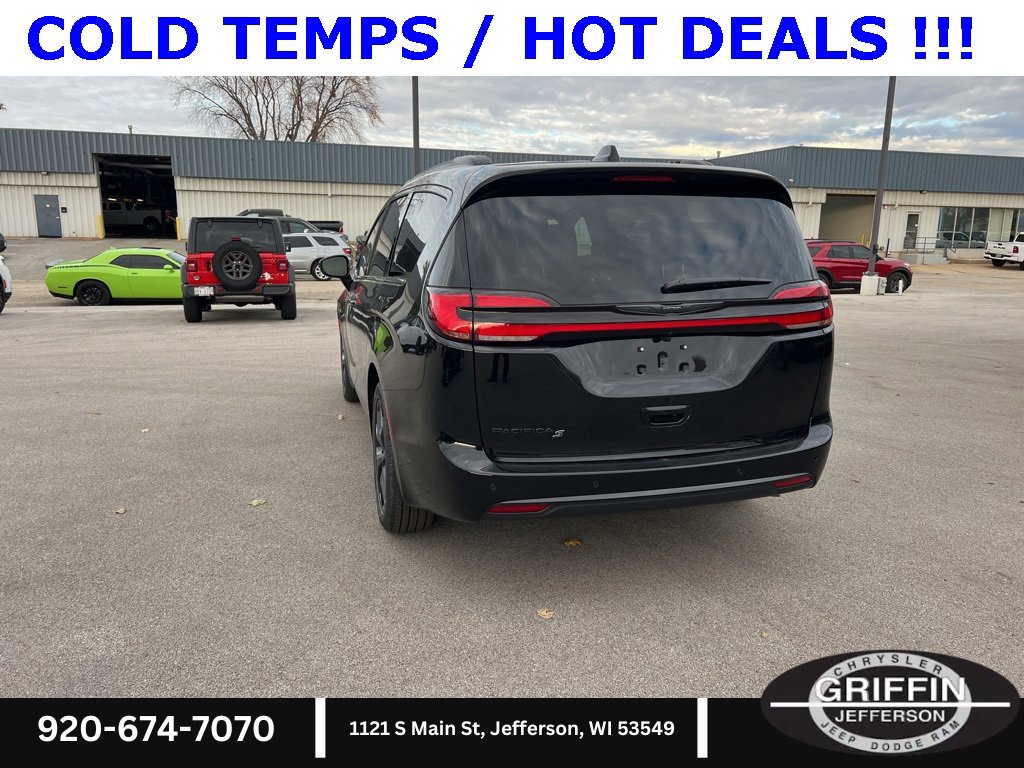 New 2026 Chrysler Pacifica Select w/ S Appearance Package image 10