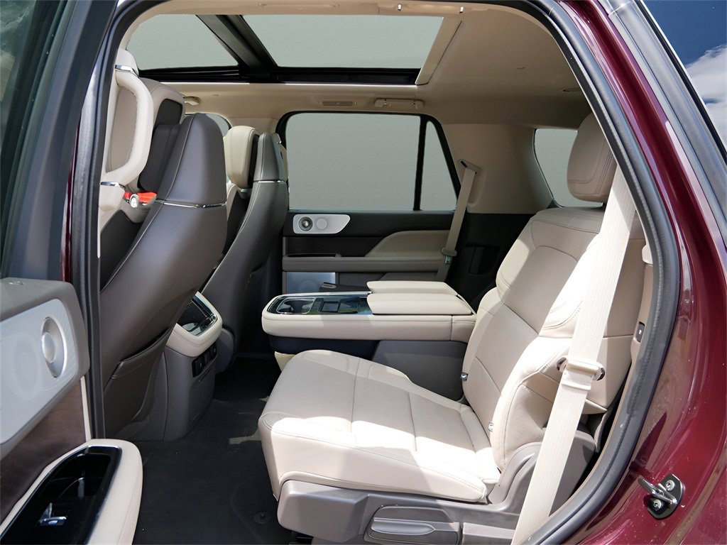 Used 2023 Lincoln Navigator Reserve image 11