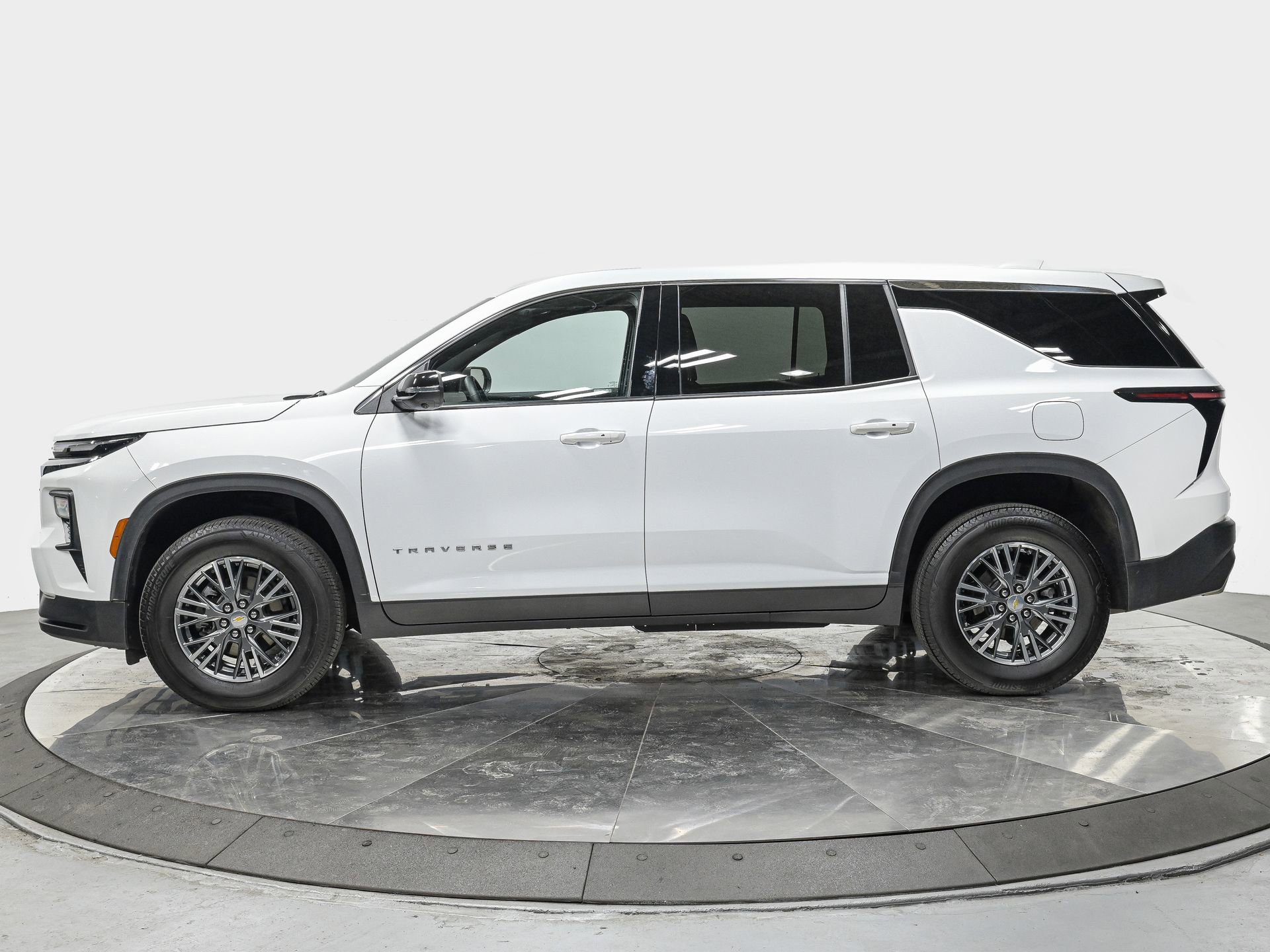 Used 2024 Chevrolet Traverse LS image 2