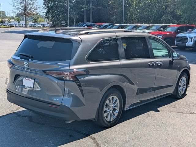 Used 2025 Toyota Sienna XLE FWD image 7
