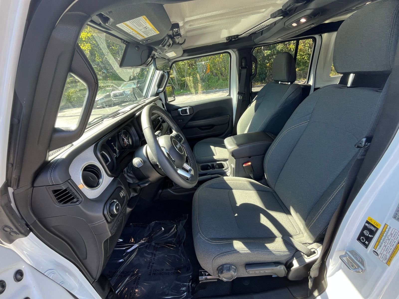 Used 2025 Jeep Wrangler Sahara image 23