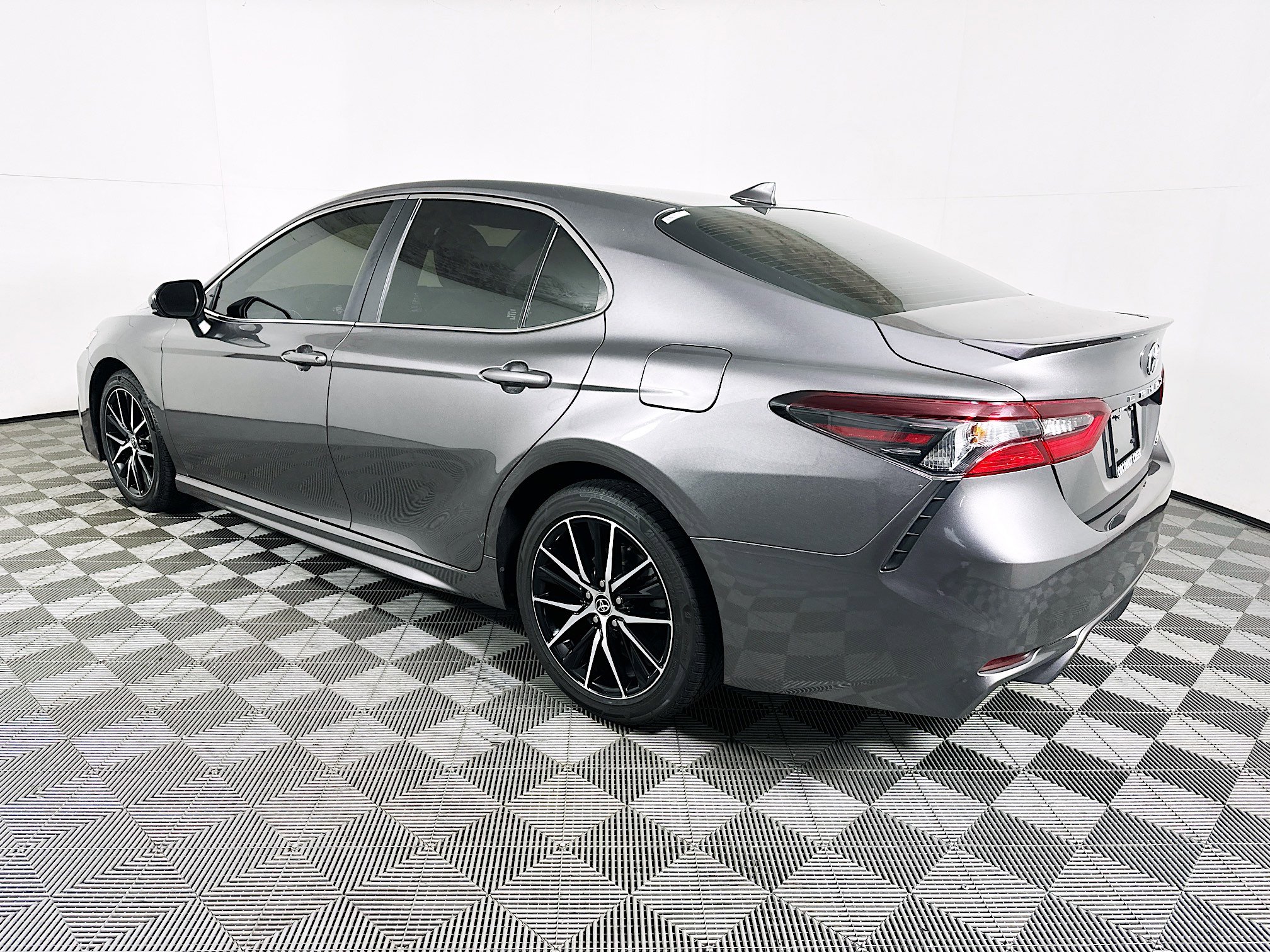 Used 2021 Toyota Camry SE image 5