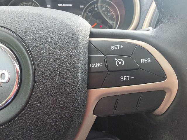 Used 2015 Jeep Cherokee Limited w/ Luxury Group AWD/4WD image 34