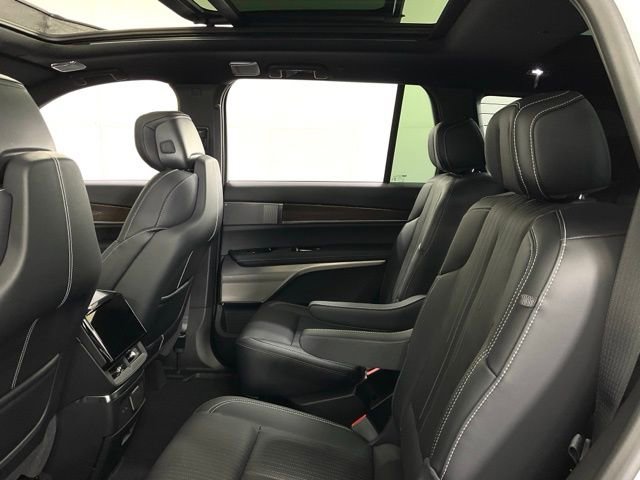 New 2026 Cadillac Vistiq Premium Luxury AWD/4WD image 31