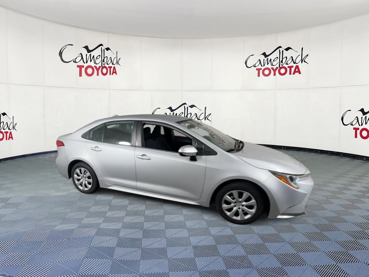 Used 2021 Toyota Corolla LE FWD image 2
