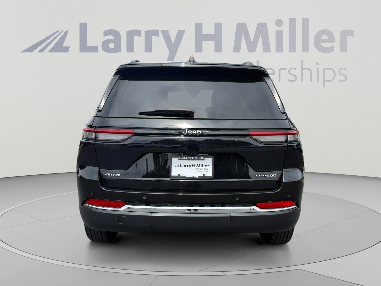 Used 2023 Jeep Grand Cherokee Laredo AWD/4WD image 4