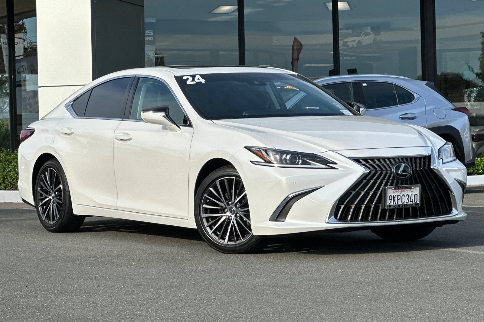 Used 2024 Lexus ES 350 w/ Premium Package FWD image 2