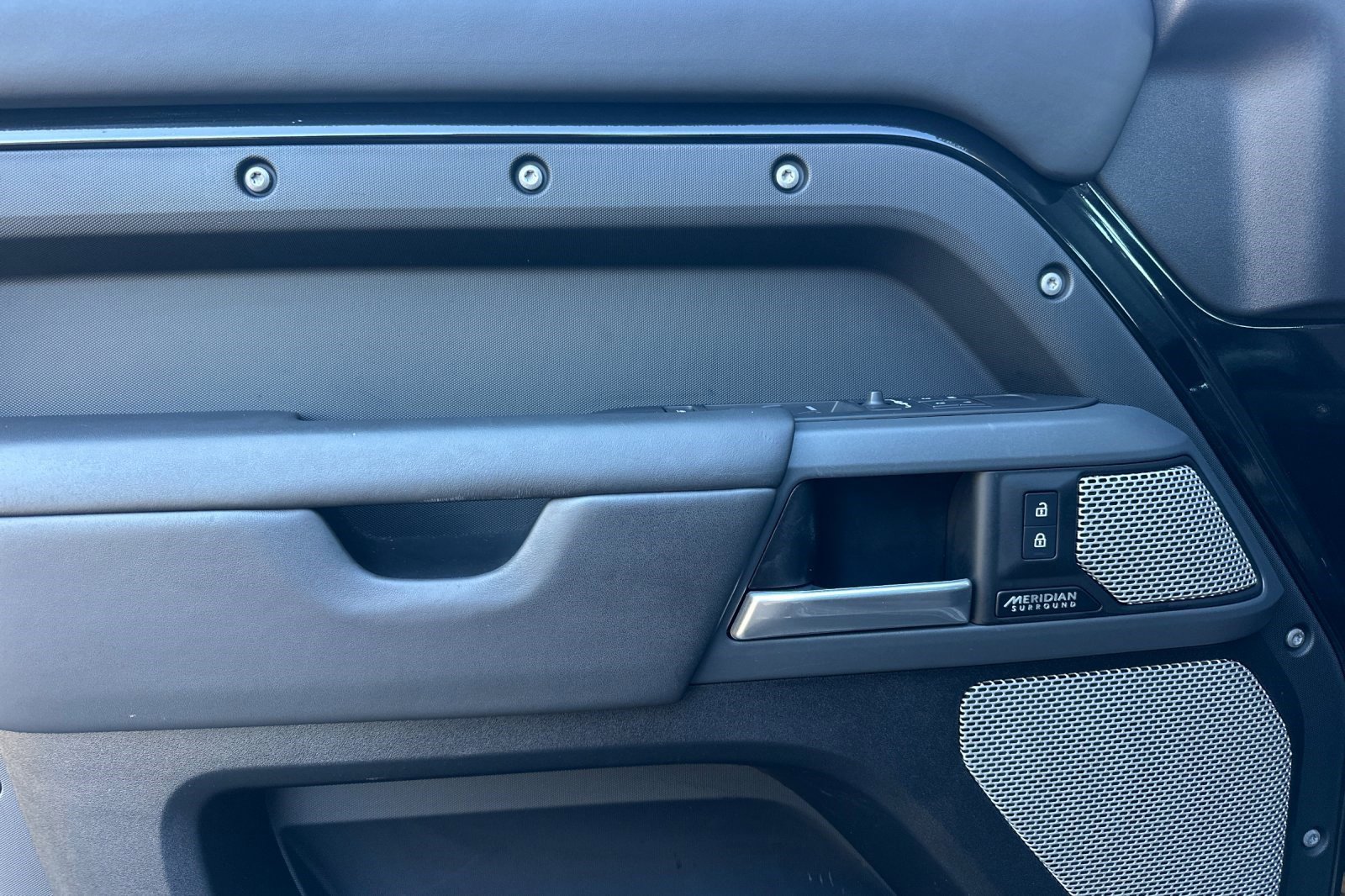 Used 2023 Land Rover Defender 130 X-Dynamic SE image 12