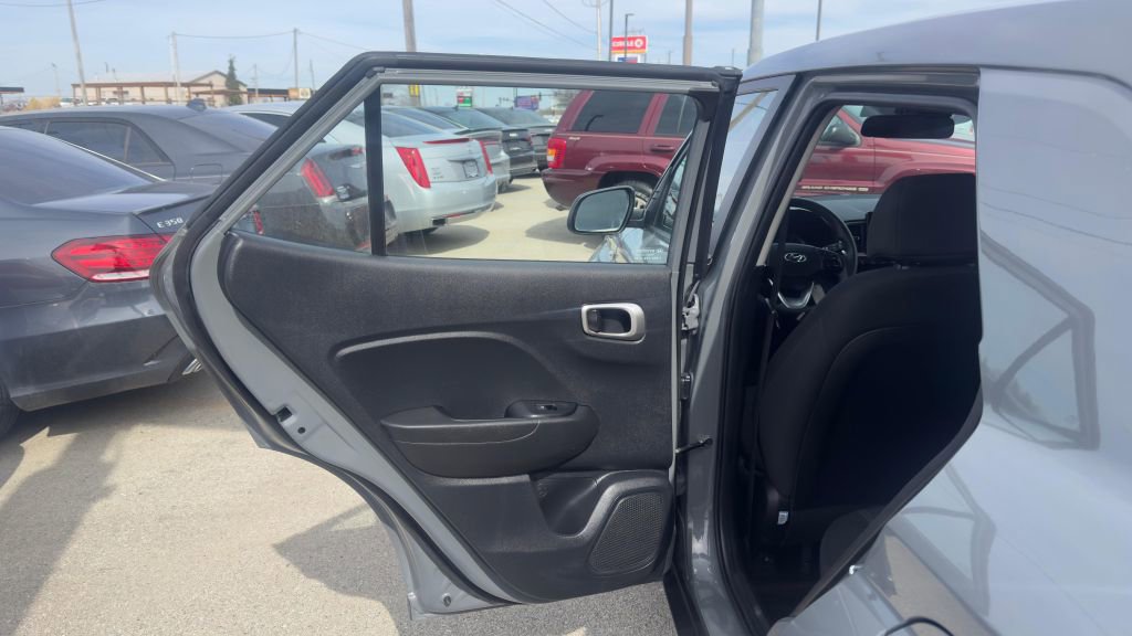 Used 2021 Hyundai Venue SE FWD image 25