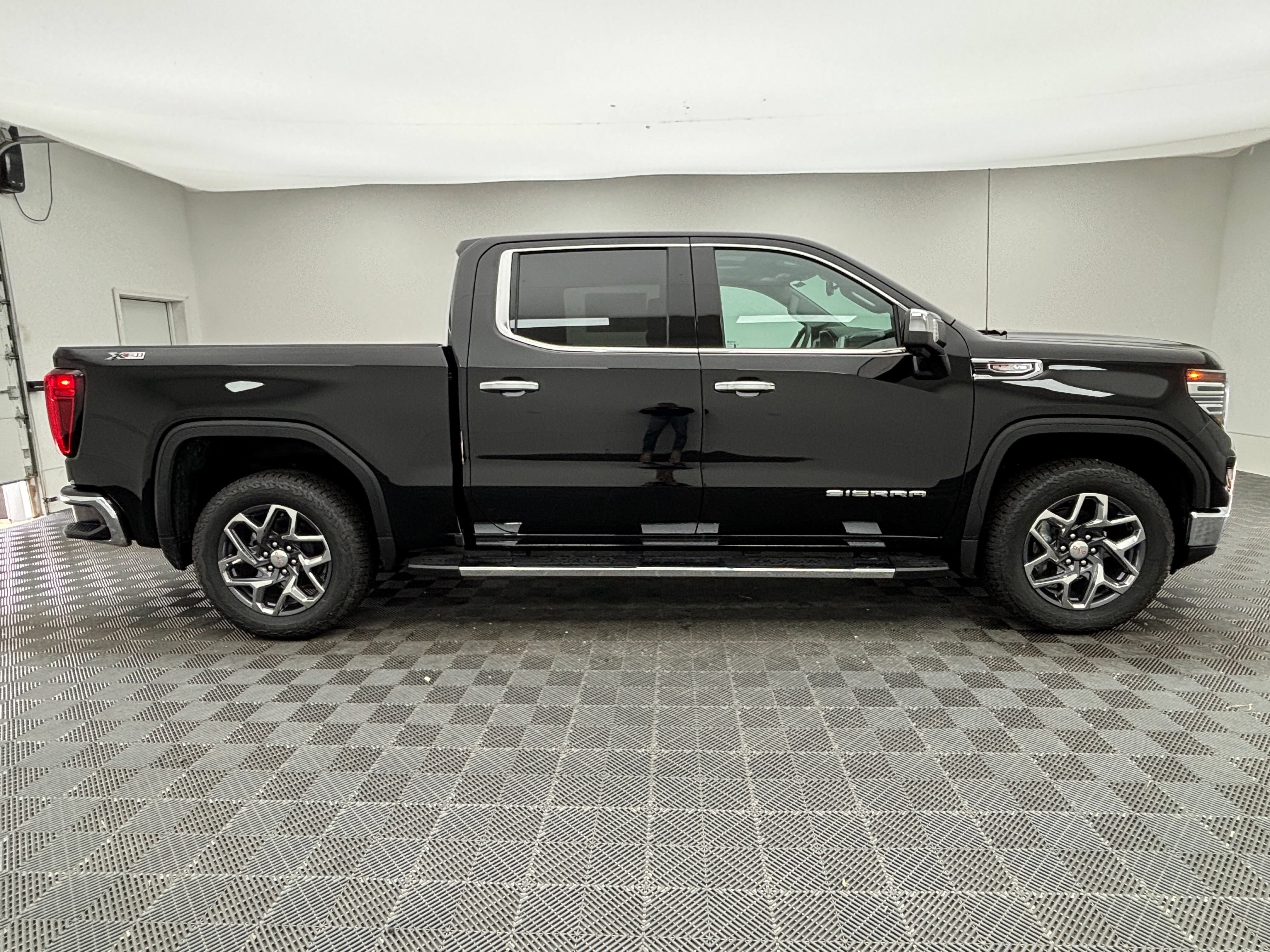 New 2026 GMC Sierra 1500 SLT w/ SLT Premium Package AWD/4WD image 8