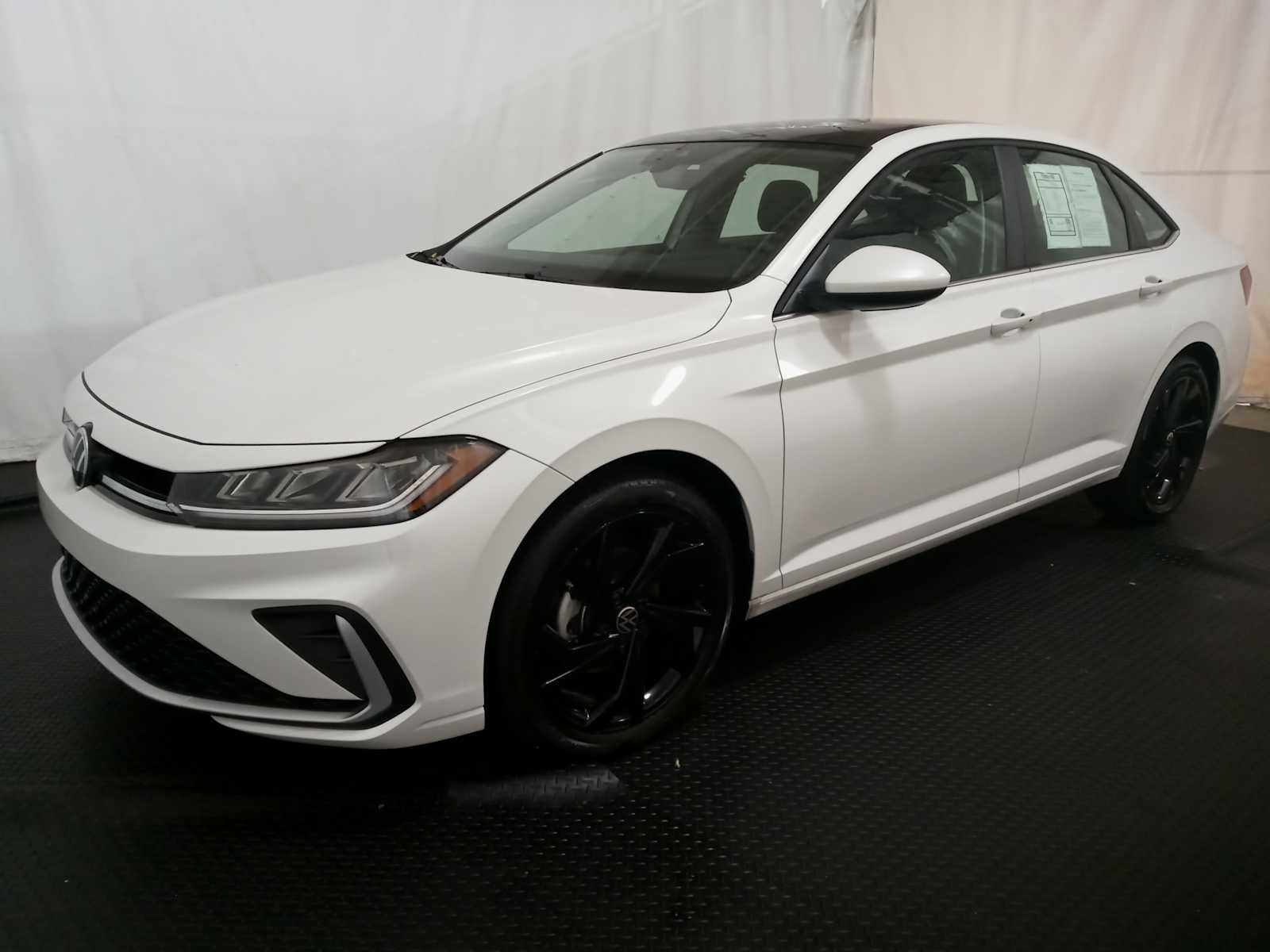 Used 2025 Volkswagen Jetta SE w/ Sunroof Package