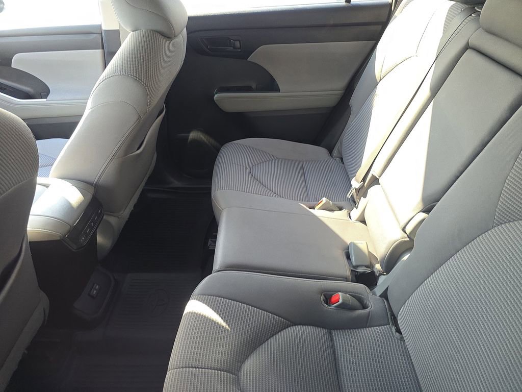 Used 2023 Toyota Highlander LE FWD image 13