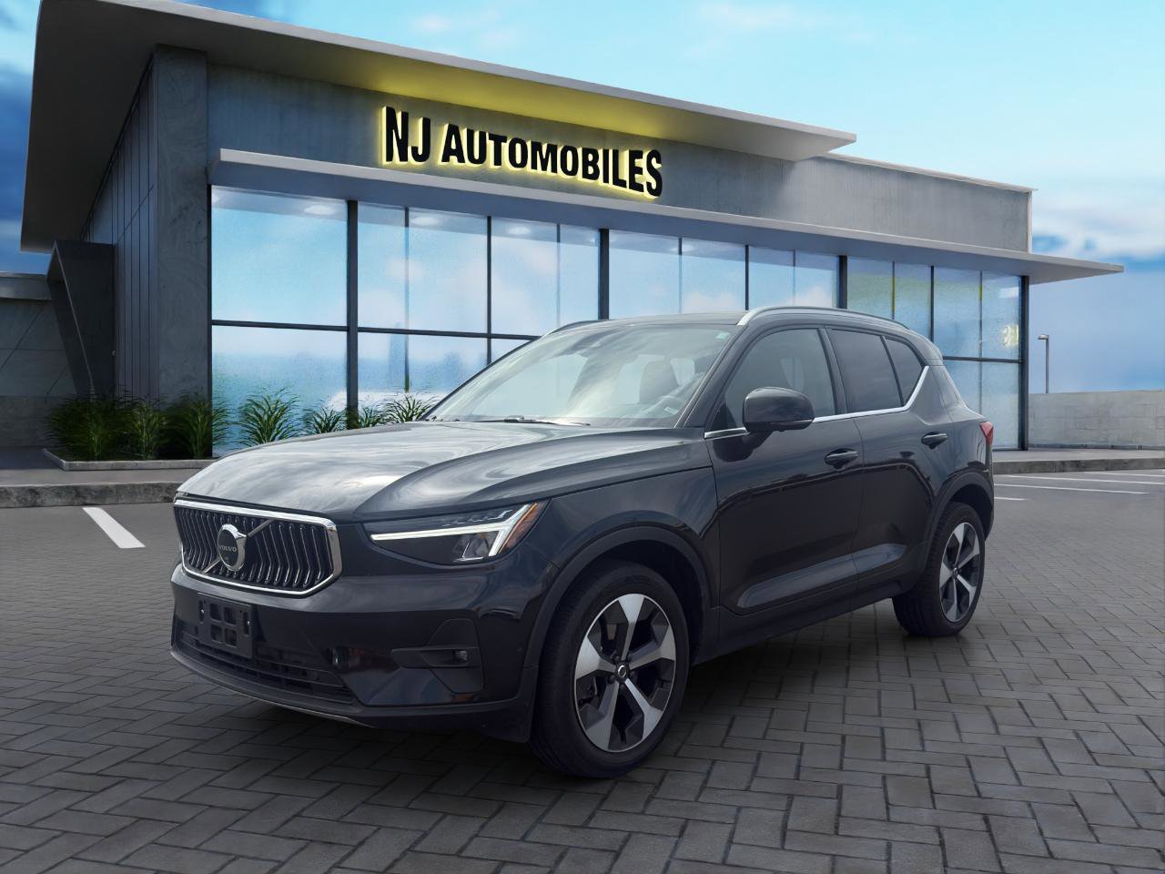 Used 2025 Volvo XC40 B5 Plus image 3
