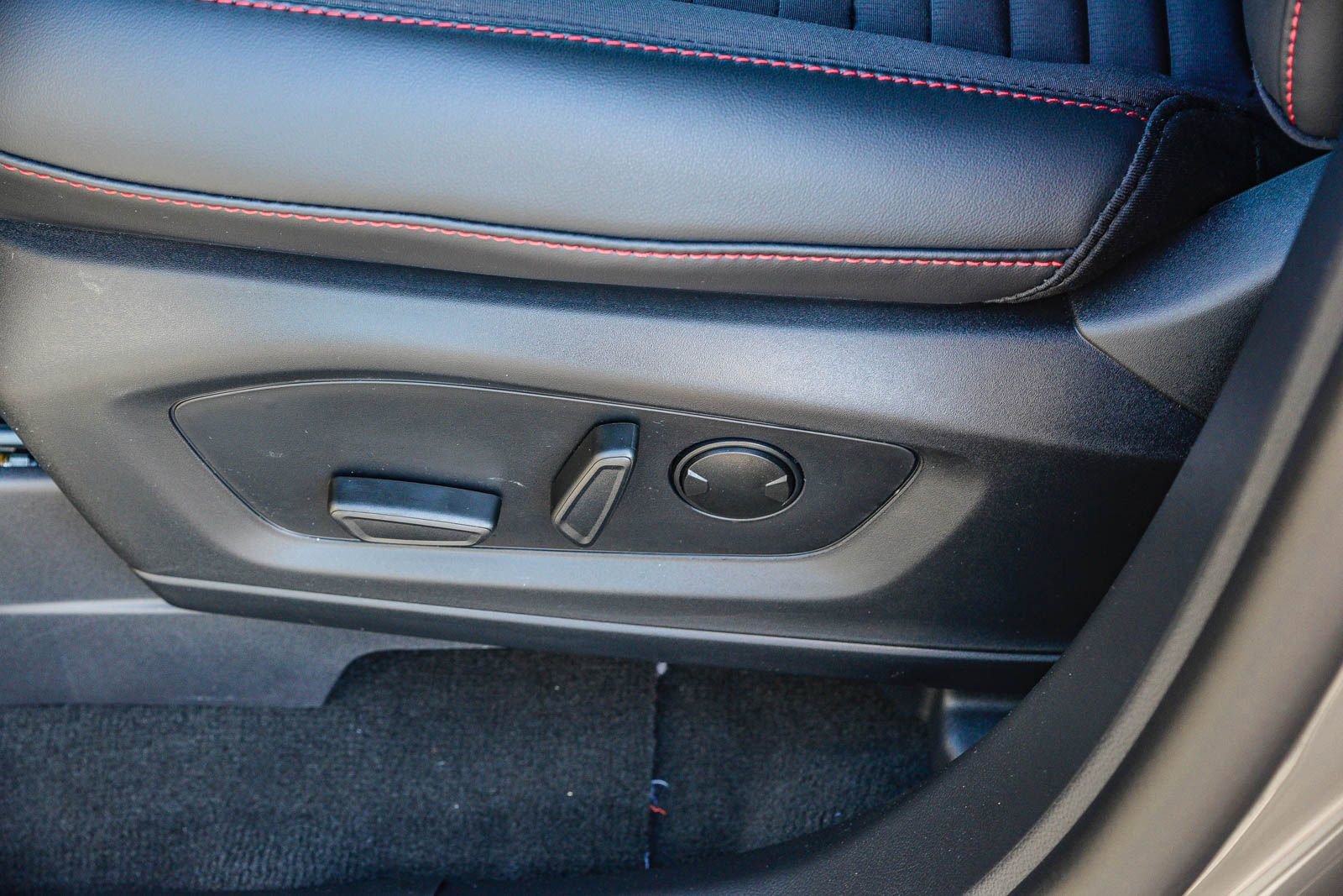 New 2026 Ford Explorer ST-Line w/ ST-Line Street Pack image 21