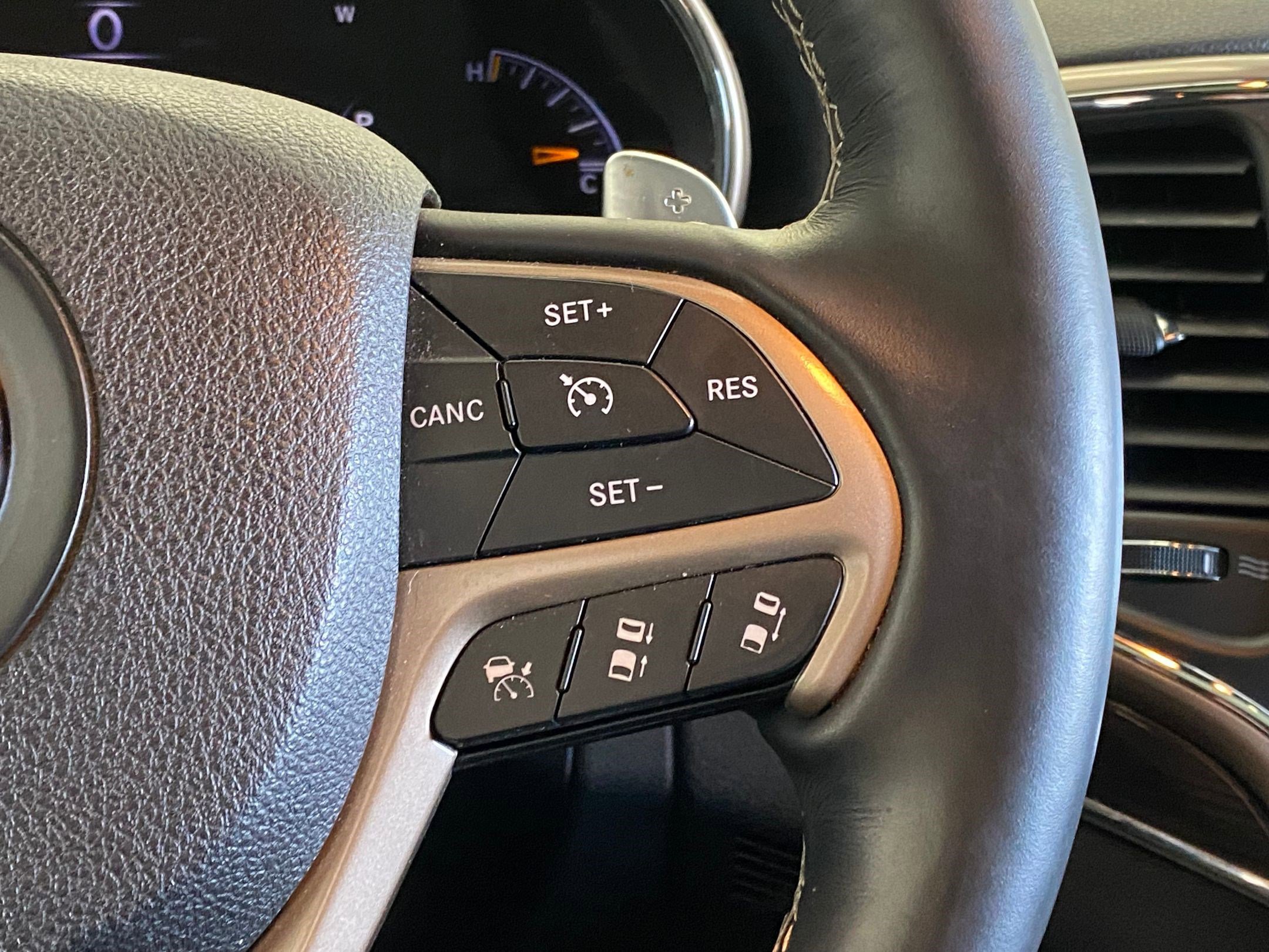 Used 2015 Jeep Grand Cherokee Overland w/ Advanced Technology Group image 31