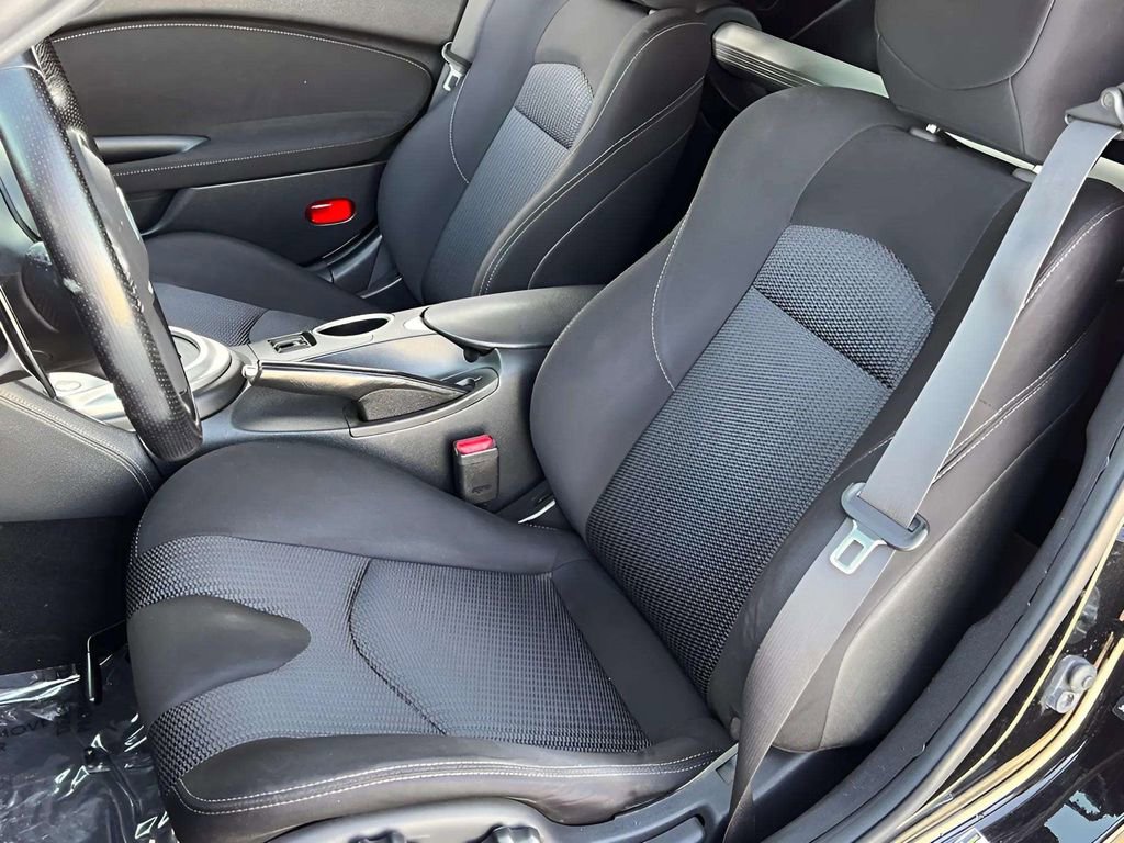 Used 2018 Nissan 370Z Coupe RWD image 10