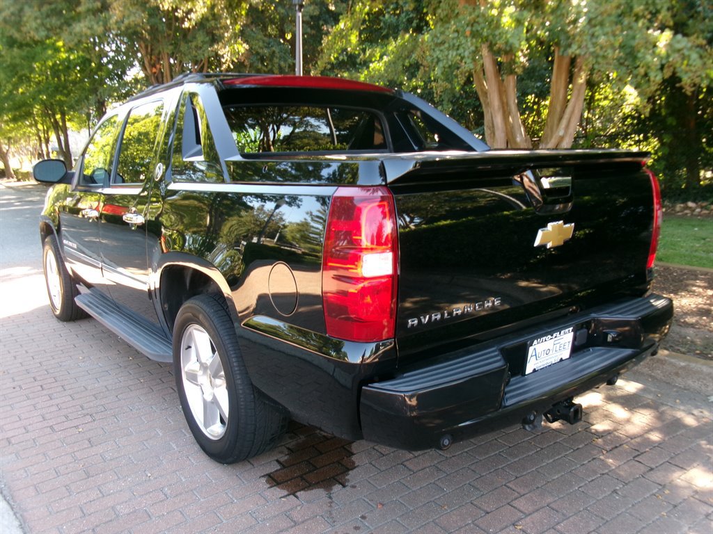 Used 2013 Chevrolet Avalanche LTZ RWD image 5