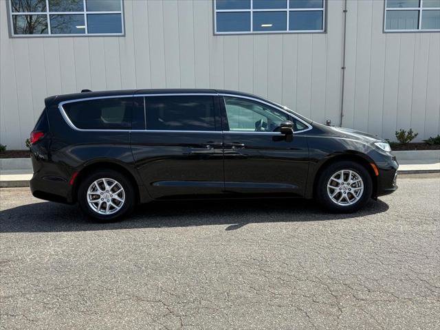 Certified 2023 Chrysler Pacifica Touring-L image 2