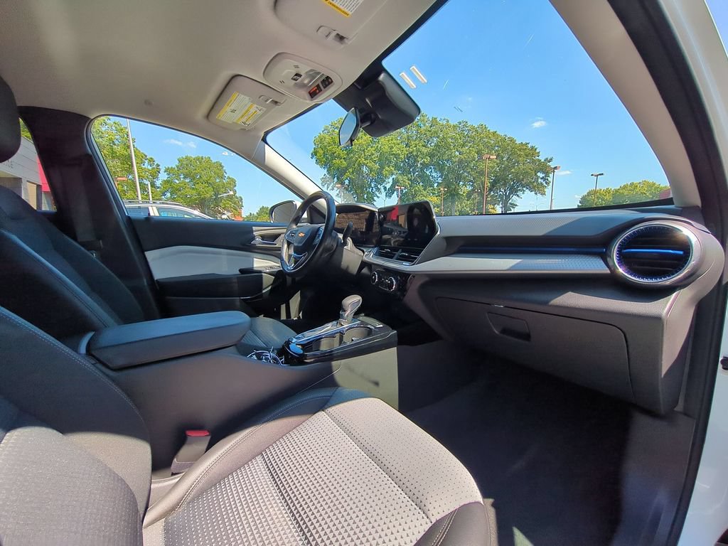 Used 2025 Chevrolet Trax LT w/ LT Convenience Package FWD image 31