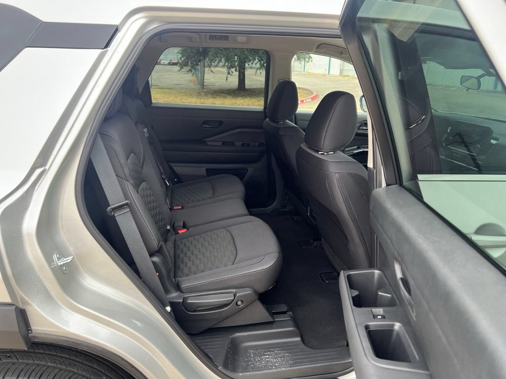 Used 2024 Nissan Pathfinder SV FWD image 18