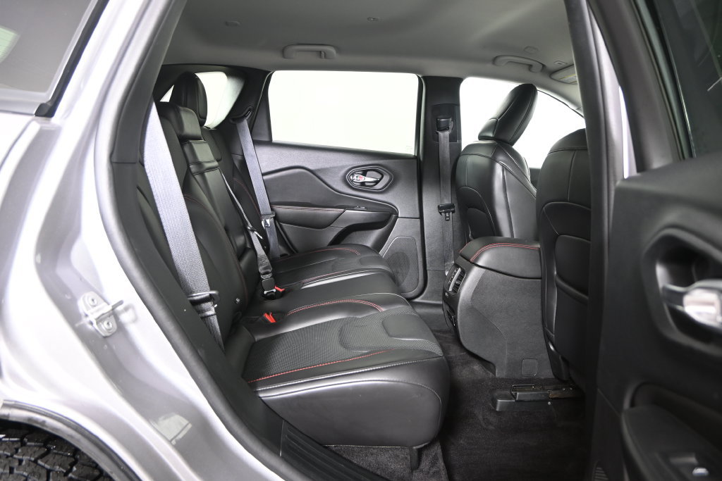 Used 2019 Jeep Cherokee Trailhawk AWD/4WD image 16