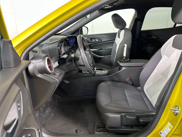 Used 2025 Chevrolet Trax RS w/ Sunroof Package image 11