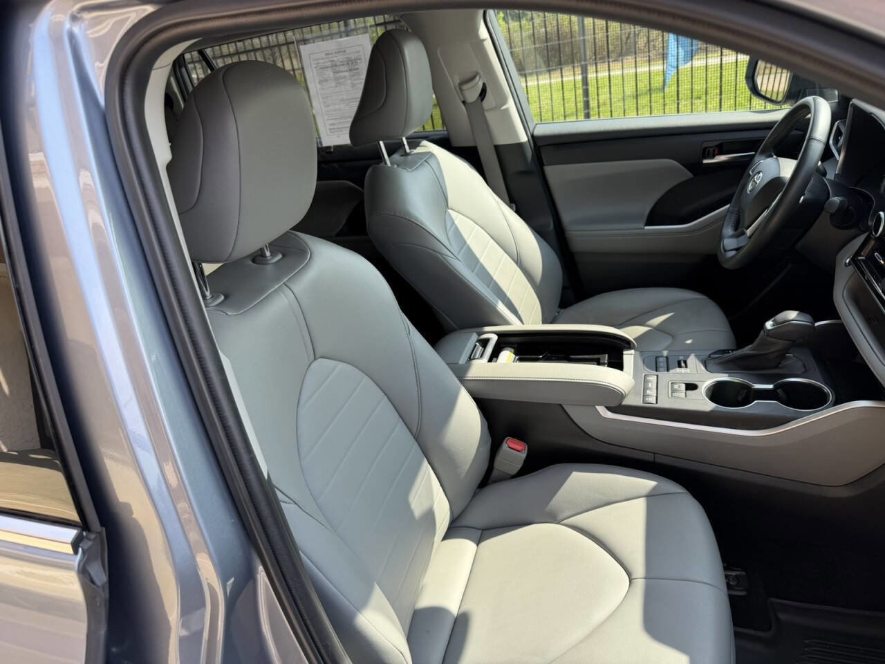 Used 2022 Toyota Highlander XLE image 22