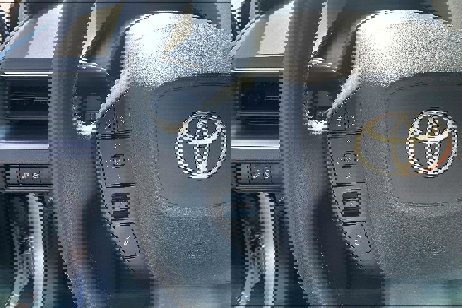 Used 2024 Toyota Prius LE AWD/4WD image 11