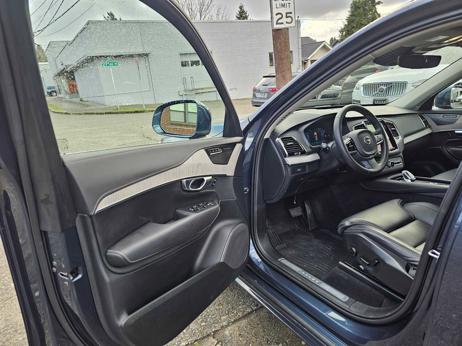 Certified 2024 Volvo XC90 B6 Ultimate w/ Protection Package Premier image 30