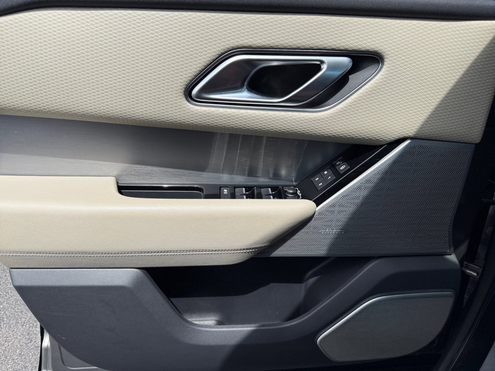 Used 2019 Land Rover Range Rover Velar R-Dynamic SE image 13