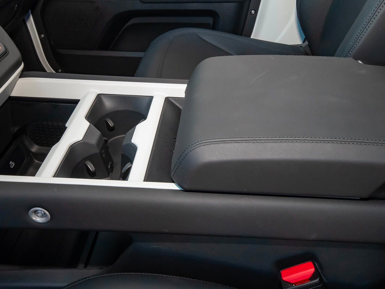 Used 2025 Land Rover Defender 90 S image 31